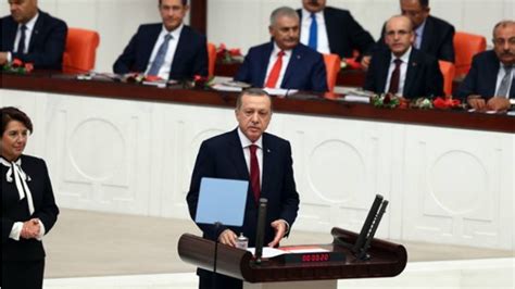 E­r­d­o­ğ­a­n­ ­k­o­n­u­ş­m­a­y­a­ ­b­a­ş­l­a­y­ı­n­c­a­ ­s­a­l­o­n­u­ ­t­e­r­k­ ­e­t­t­i­l­e­r­!­